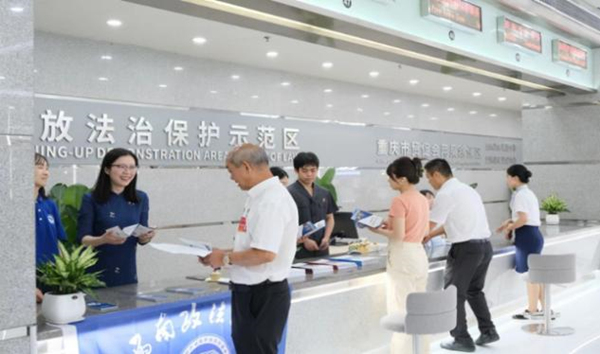 志愿者服務(wù)隊在“內(nèi)陸開放法治保護示范區(qū)”提供知識產(chǎn)權(quán)法律咨詢。西南政法大學(xué)供圖