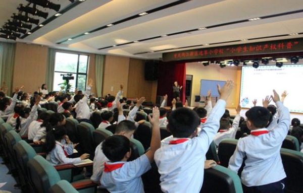 志愿者服務(wù)隊在逸翠小學(xué)開展小學(xué)生知識產(chǎn)權(quán)普法系列活動。西南政法大學(xué)供圖