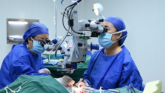 張奕霞、艾玲為患者實(shí)施手術(shù)。重慶南坪愛爾眼科醫(yī)院供圖