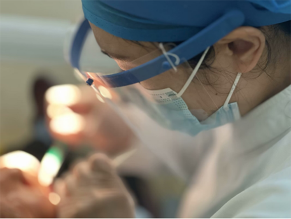 醫(yī)生為患者進(jìn)行口腔治療。泰康拜博口腔供圖