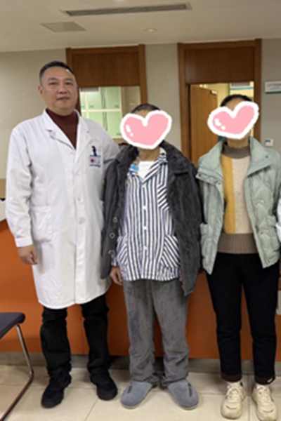 向先生及其家屬向申林主任表示感謝。重慶醫(yī)科大學(xué)附屬第二醫(yī)院供圖