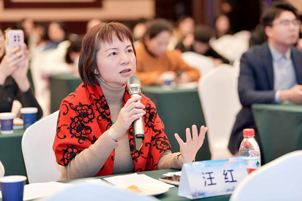 汪紅活動現(xiàn)場。重慶華廈眼科醫(yī)院供圖