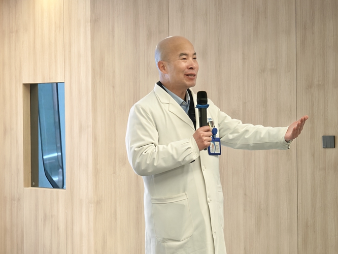 陳伯凡進行白內(nèi)障科普講解。重慶普瑞眼科醫(yī)院供圖