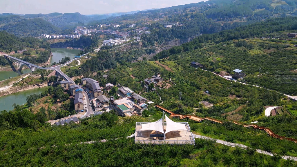 橋頭鎮(zhèn)瓦屋村新貌。通訊員 魏金鴻 攝