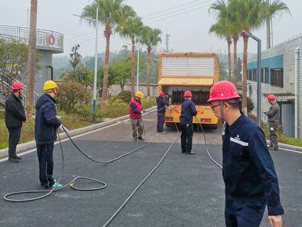 雙方人員協(xié)同開(kāi)展應(yīng)急演練。國(guó)網(wǎng)重慶永川供電公司供圖