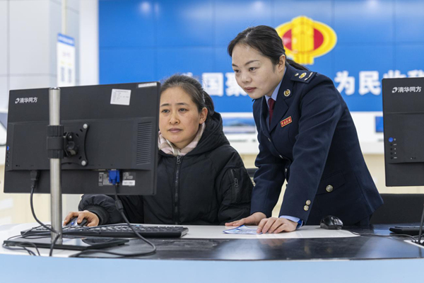 渝北區(qū)稅務(wù)人員輔導(dǎo)新辦企業(yè)辦稅人員辦理涉稅事項(xiàng)。郭睿攝