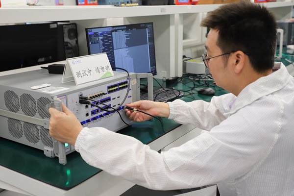 測試工程師在開展中國移動車規(guī)級模組測試。重慶移動供圖