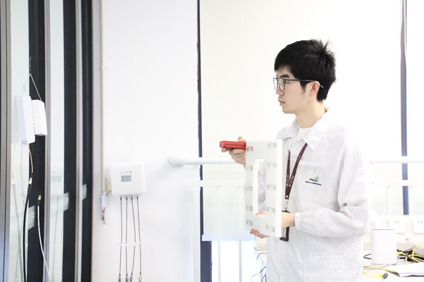 測試工程師在實驗室進行無源物聯(lián)標簽接收距離仿真驗證。重慶移動供圖