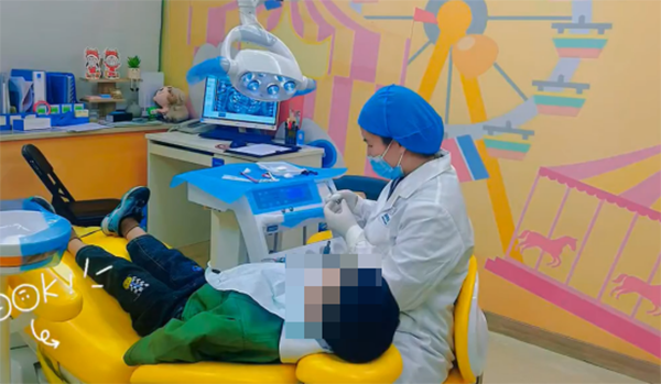 醫(yī)生為孩子進(jìn)行牙齒治療。泰康拜博口腔供圖