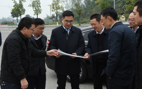 重慶市委教育工委書記、市教委主任劉宴兵調(diào)研考察現(xiàn)場。重慶工貿(mào)職業(yè)技術(shù)學(xué)院供圖