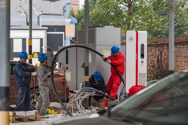 超充站建設(shè)現(xiàn)場。國網(wǎng)重慶永川供電公司供圖