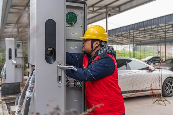 電力人員調(diào)試超充裝置。國網(wǎng)重慶永川供電公司供圖