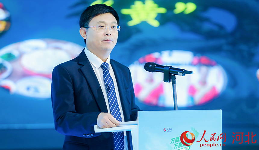 青龍滿族自治縣委副書記、縣政府縣長張義金作推介。人民網(wǎng)記者 李兆民攝