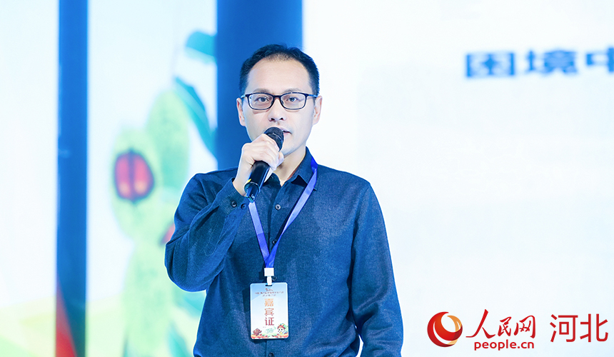 河北省農(nóng)林科學(xué)院科技成果轉(zhuǎn)化部部長李順國介紹如何通過技術(shù)賦能，實(shí)現(xiàn)青龍板栗產(chǎn)業(yè)高質(zhì)量發(fā)展。人民網(wǎng)記者 周博攝