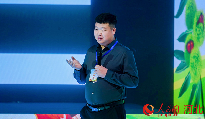 青龍滿族自治縣裕康農(nóng)農(nóng)業(yè)發(fā)展有限公司總經(jīng)理肖鳳林介紹青龍板栗如何“出圈”。人民網(wǎng)記者 李兆民攝