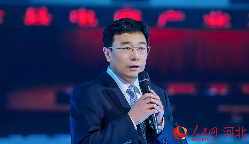 青龍滿族自治縣委常委、縣政府常務(wù)副縣長張德龍介紹青龍如何抓電商工作。人民網(wǎng)記者 周博攝