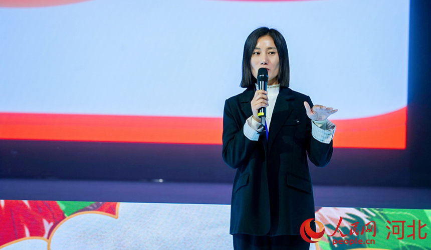 青龍板栗代言人韓文亮講述自己如何通過直播電商將青龍板栗帶出大山。人民網(wǎng)記者 李兆民攝