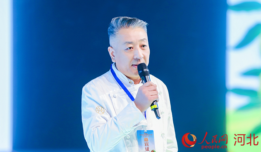 中糧豐通食品有限公司首席研發(fā)董力介紹高端烘焙食品中如何融入青龍板栗元素。人民網(wǎng)記者 周博攝