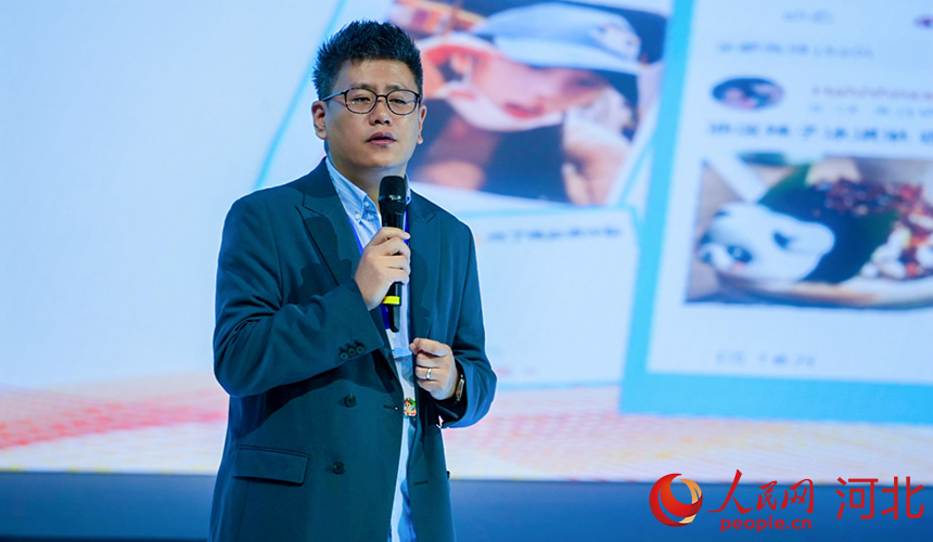 秦皇島鴻醇科技有限公司總經(jīng)理時嵩分享了打造青龍板栗網(wǎng)紅產(chǎn)品心得。人民網(wǎng)記者 李兆民攝