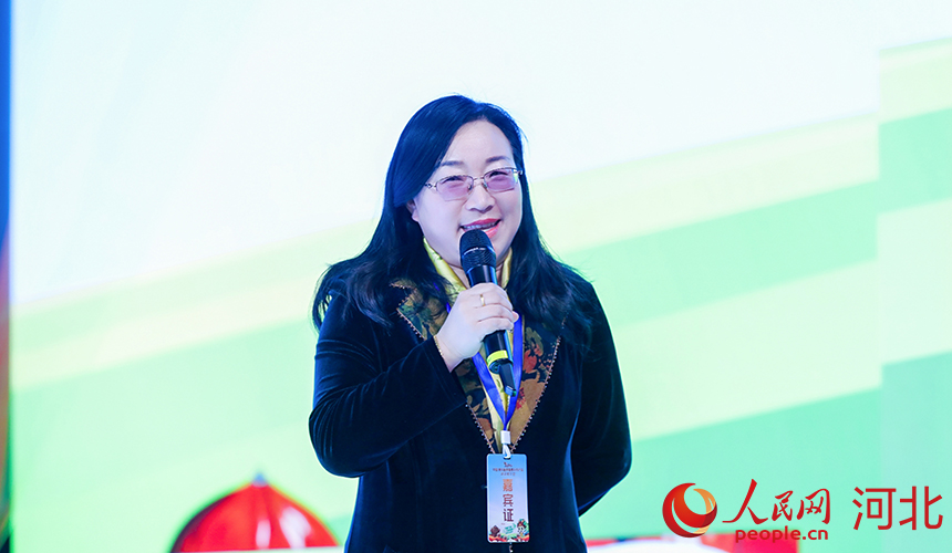 秦皇島市禾采農(nóng)業(yè)科技開發(fā)有限公司總經(jīng)理?xiàng)钫浞窒砹碎_發(fā)青龍板栗面條的心路歷程。人民網(wǎng)記者 周博攝