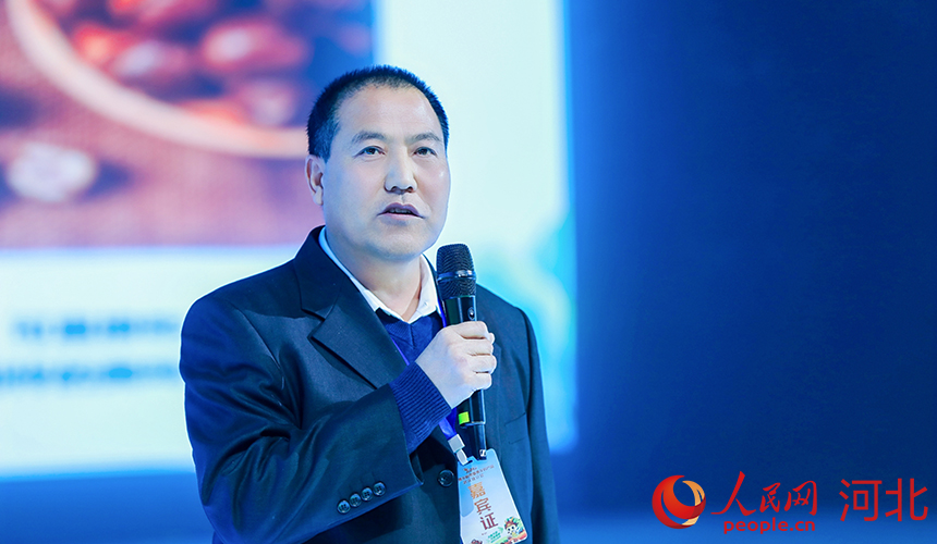 青龍滿族自治縣百峰貿(mào)易有限公司總經(jīng)理韓云庭分享青龍板栗如何打開日本市場的故事。人民網(wǎng)記者 周博攝