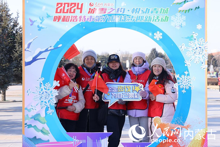 市民合影留念。人民網(wǎng)記者 富麗娟攝