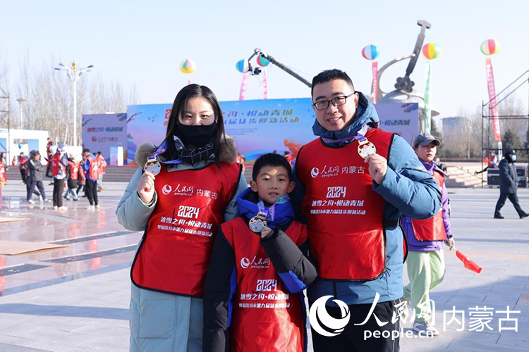 市民拿獎(jiǎng)牌合影留念。人民網(wǎng)記者 劉藝琳攝