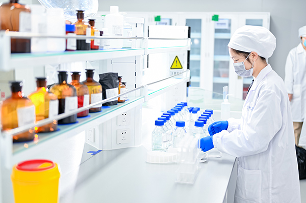 智飛生物研究人員正在做實(shí)驗(yàn)。智飛生物供圖