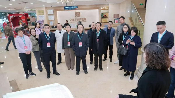 專家團(tuán)參觀成都安琪兒婦產(chǎn)醫(yī)院。主辦方供圖