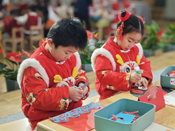 孩子們剪出了一幅幅作品。朝幼教育集團(tuán)供圖