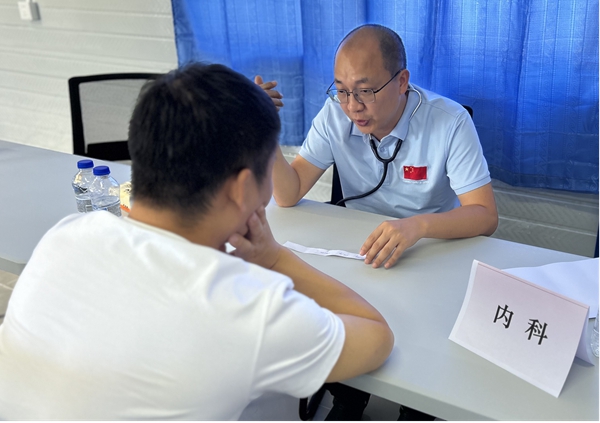 義診活動(dòng)現(xiàn)場。重慶醫(yī)科大學(xué)附屬第二醫(yī)院供圖