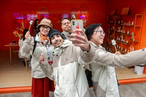 粉絲們現(xiàn)場非遺集市合影。長安汽車供圖