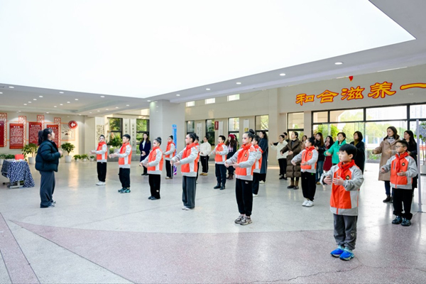 八段錦健心課程體驗。渝北區(qū)和合家園小學校供圖