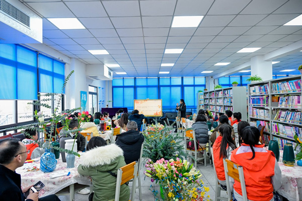 花藝育心課程體驗。渝北區(qū)和合家園小學校供圖