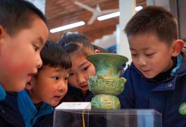 學(xué)子們?cè)凇叭ぁ辈┪镳^觀摩文物。郭思云攝