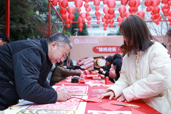 非遺老師現(xiàn)場指導(dǎo)剪紙。張源攝