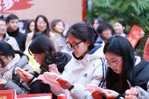 “涪州刺繡”體驗區(qū)。張源攝