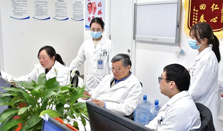 李明與團(tuán)隊(duì)交流。重慶仁品耳鼻喉醫(yī)院供圖