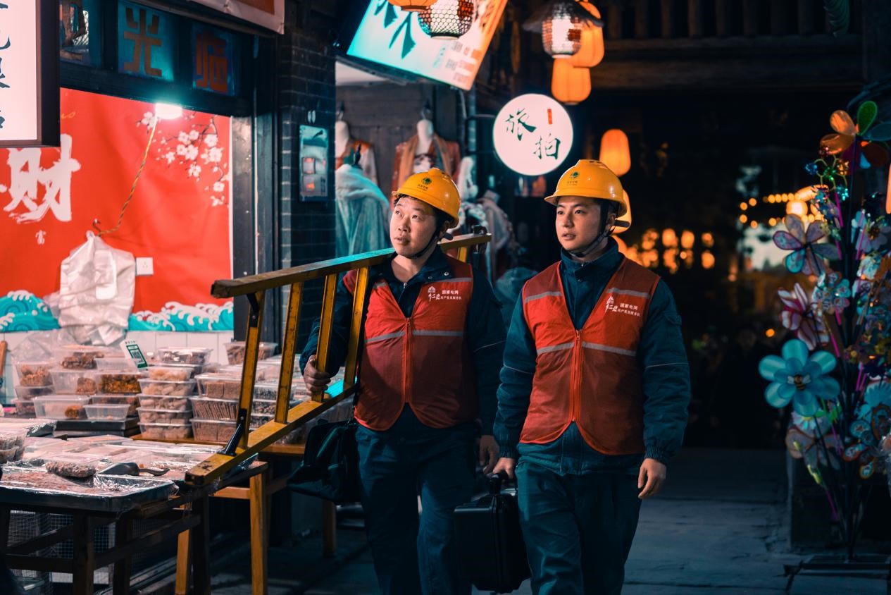 電力人員巡視古鎮(zhèn)用電安全情況。國網(wǎng)重慶永川供電公司供圖