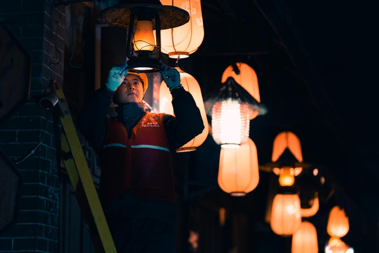 電力人員對燈飾開展安全檢查。國網(wǎng)重慶永川供電公司供圖