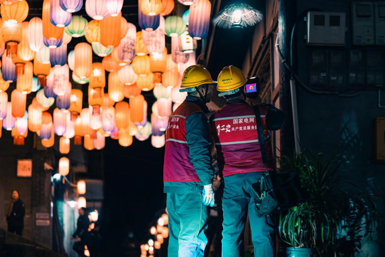 電力人員對表計(jì)進(jìn)行安全檢查。國網(wǎng)重慶永川供電公司供圖