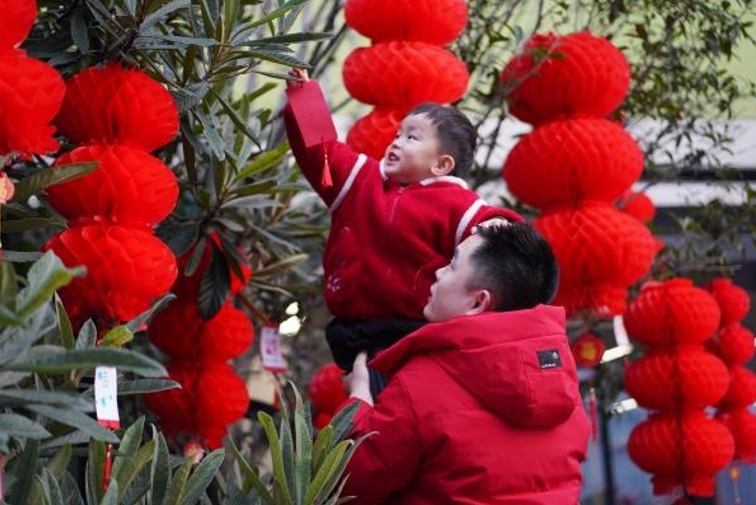 孩子們親手掛上心愿卡。渝北區(qū)悅來幼兒園云山岳園供圖