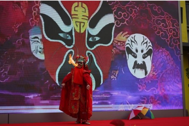 川劇變臉表演。渝北區(qū)悅來幼兒園云山岳園供圖