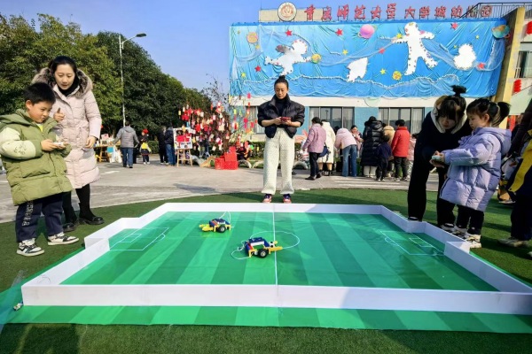足球機(jī)器人。重慶師范大學(xué)附屬幼兒園供圖