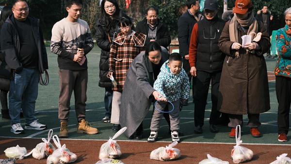 年豬節(jié)趣味游戲。曹若琳攝
