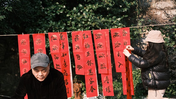 年豬節(jié)現(xiàn)場(chǎng)寫春聯(lián)。曹若琳攝