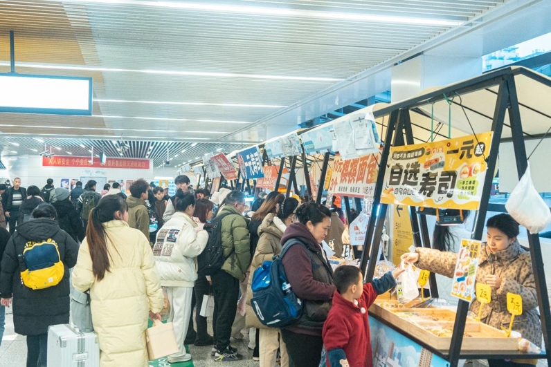 重慶“軌道市集”。蘇陽攝