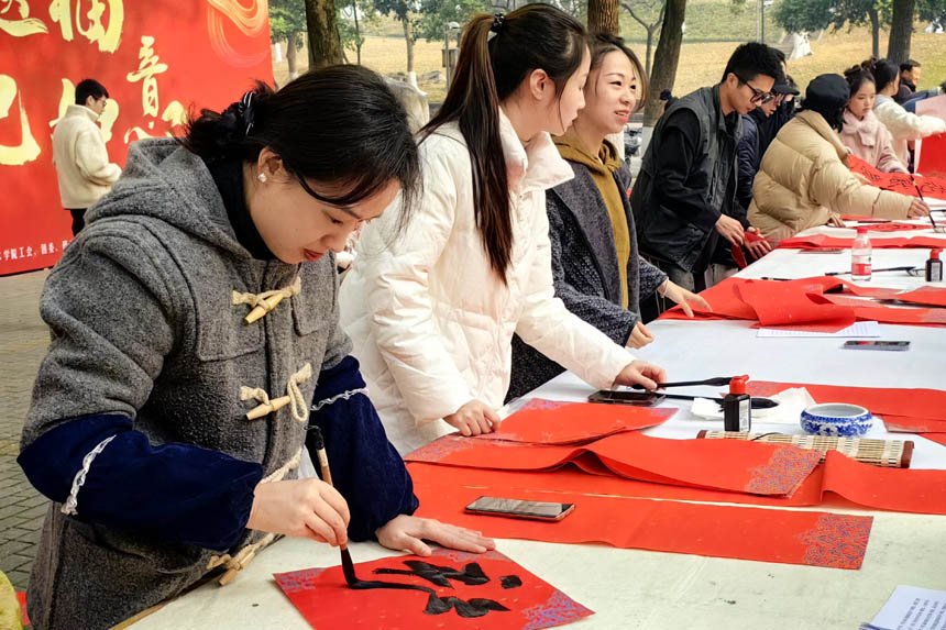 師生現(xiàn)場書寫楹聯(lián)。袁杰攝