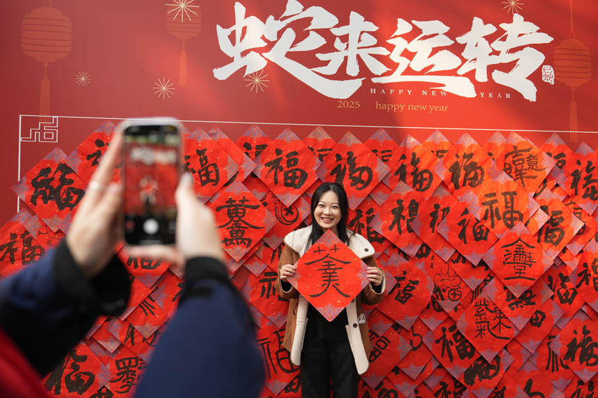 人們在百福墻拍照打卡。秦廷富攝