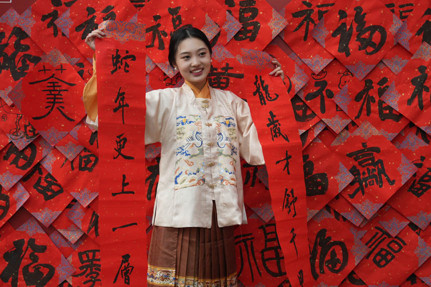 展示喜愛(ài)的春聯(lián)。秦廷富攝